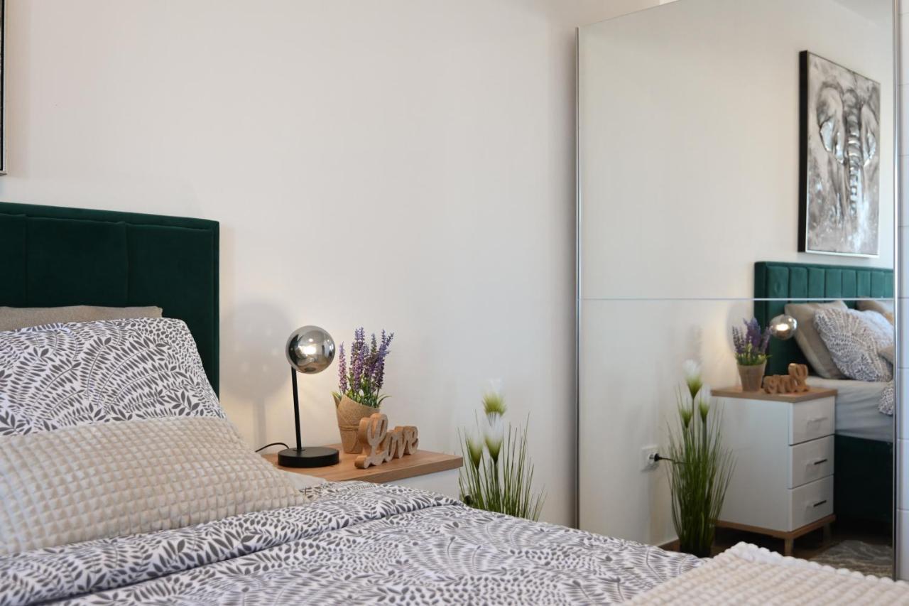 Apartman Nella With Sea Wiew Zadar Exteriör bild